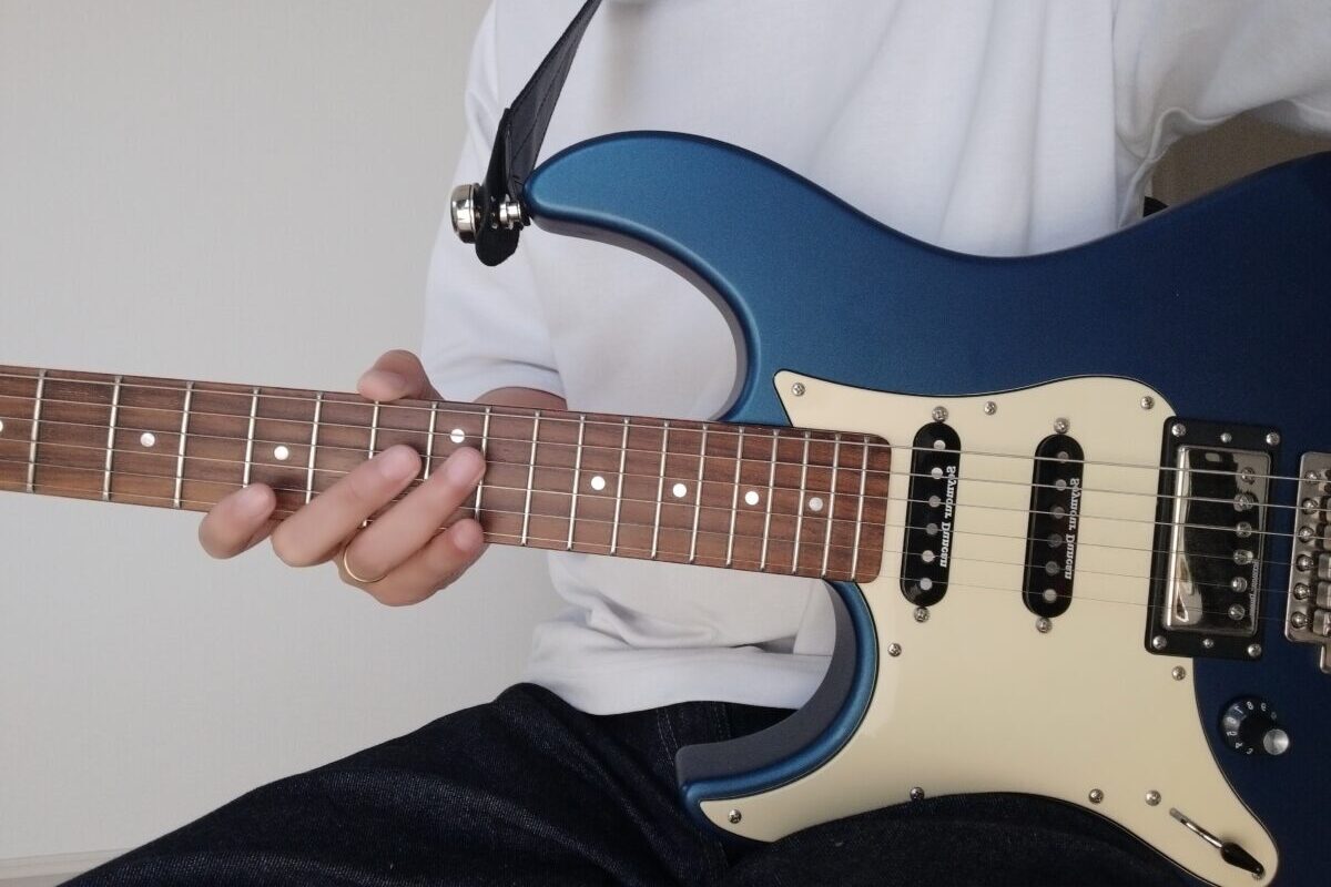 青いパシフィカとギタリスト