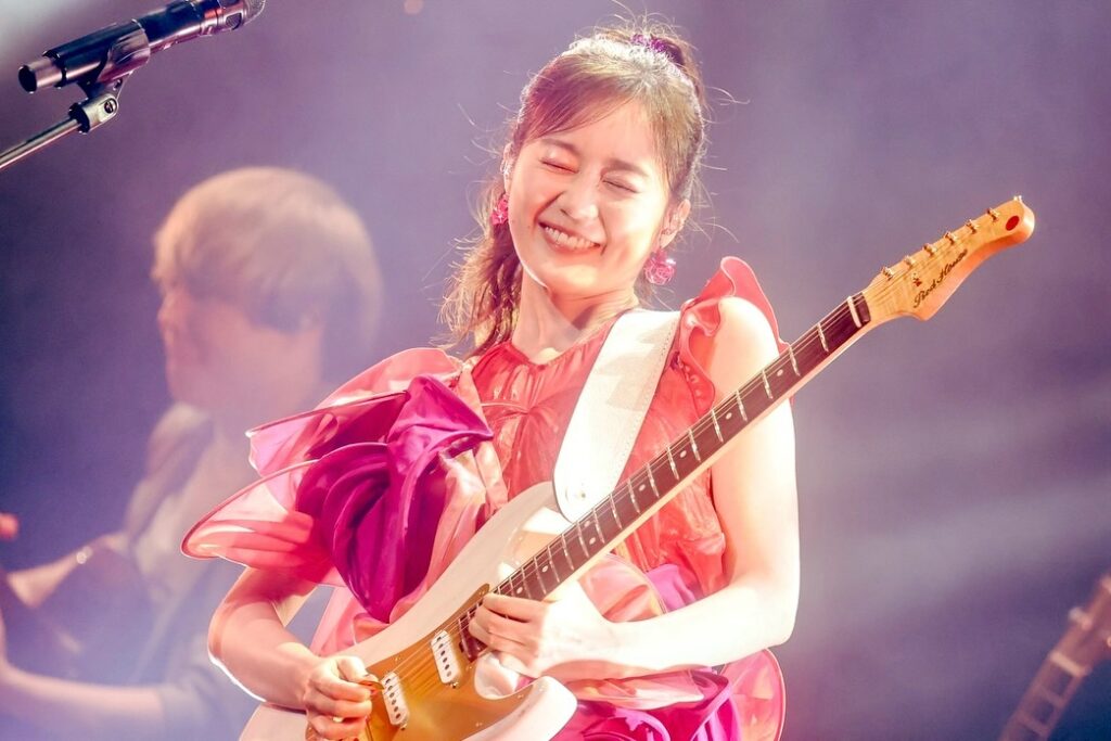 生田絵梨花さんの使っているギターはレッドハウス（Red House）のストラトキャスタータイプ