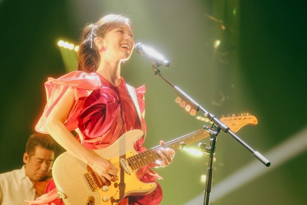 生田絵梨花さんの使っているギターはレッドハウス（Red House）のストラトキャスタータイプ
