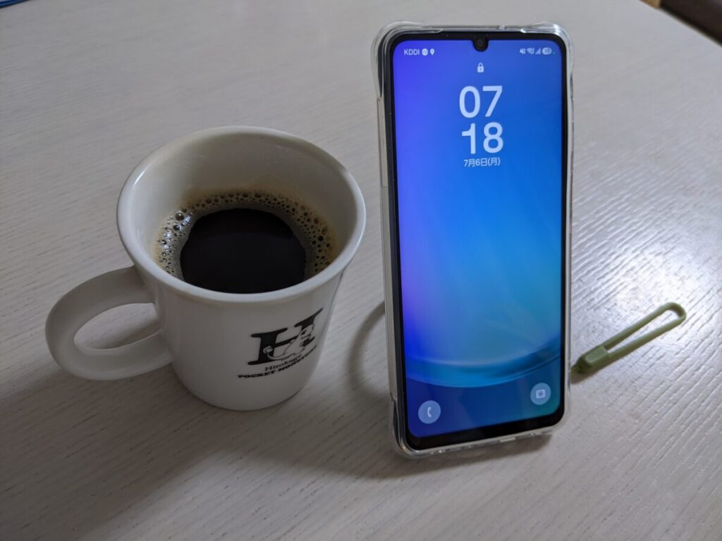 『Galaxy A25 5G』とマグカップ