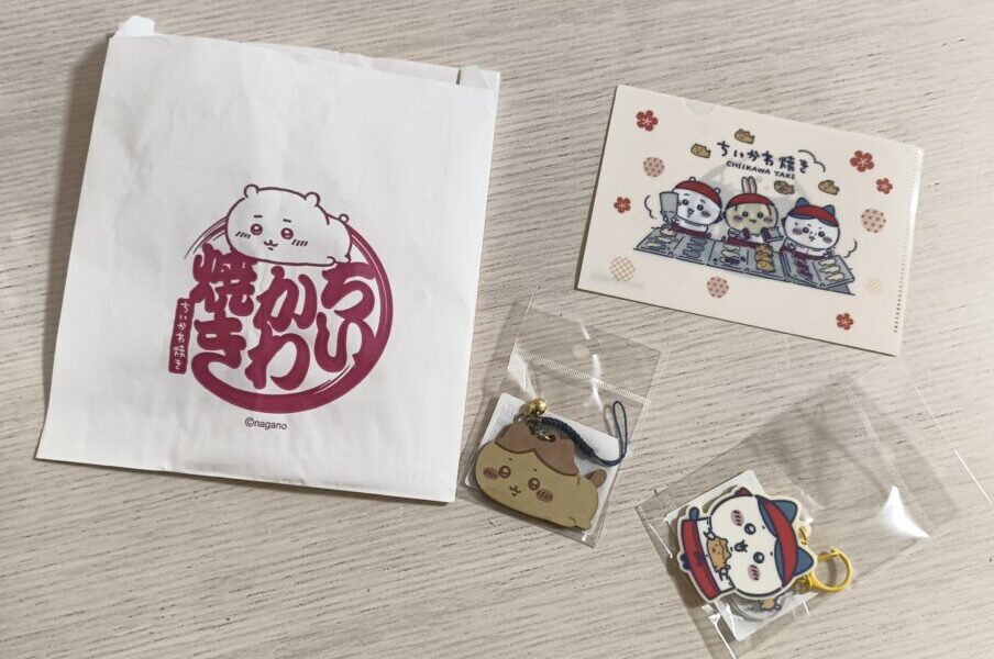 ちいかわ焼きグッズ 店員さんなチャーム付きアクリルキーホルダー(ハチワレ)とちいかわ焼き鈴付きキーホルダー(ハチワレ)